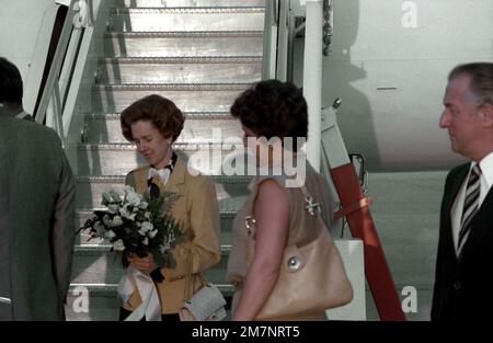 König Baudouin, nicht gezeigt, und Königin Fabiola von Belgien sind bei ihrer Ankunft in den Vereinigten Staaten zu einem Besuch willkommen. Basis: Luftwaffenstützpunkt Andrews Bundesstaat: Maryland (MD) Land: Vereinigte Staaten von Amerika (USA) Stockfoto