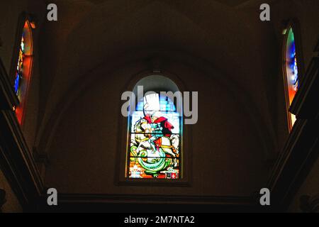 Racale, Italien. Buntglasfenster, das den Heiligen Georg und den Drachen in der Kirche des Heiligen Georg den Märtyrer darstellt. Stockfoto