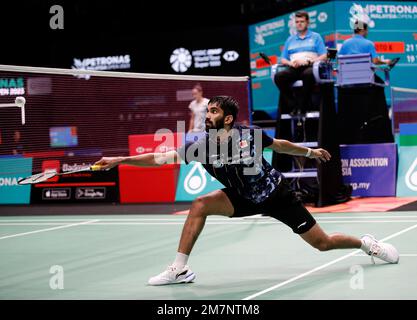 Kuala Lumpur, Malaysia. 10. Januar 2023. Kidambi Srikanth aus Indien tritt gegen Kenta Nishimoto aus Japan während der ersten Runde der ersten Runde der Männer bei den Petronas Malaysia Open 2023 in der Axiata Arena an. Kenta Nishimoto aus Japan hat mit Punkten gewonnen; 21/21 : 19/14. Kredit: SOPA Images Limited/Alamy Live News Stockfoto