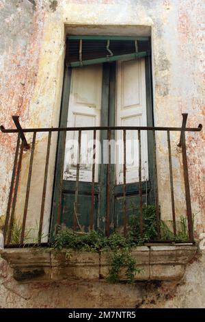 Winziger Balkon eines verlassenen Gebäudes im historischen Zentrum von Racale, Italien Stockfoto