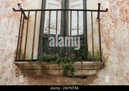 Winziger Balkon eines verlassenen Gebäudes im historischen Zentrum von Racale, Italien Stockfoto