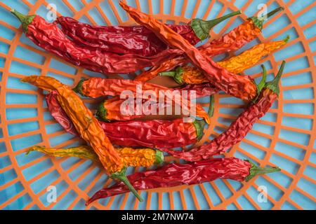 Rote, heiße Chili-Paprika im Korb Stockfoto