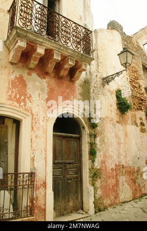 Gebäude im historischen Zentrum von Racale, Italien Stockfoto