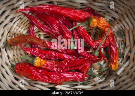 Rote, heiße Chili-Paprika im Korb Stockfoto