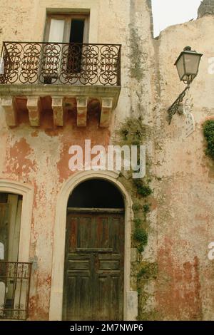 Gebäude im historischen Zentrum von Racale, Italien Stockfoto