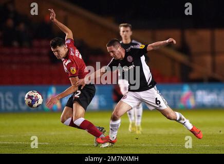 Regan Poole von Lincoln City und Liam Coyle von Accrington Stanley kämpfen beim Papa Johns Trophy Quarter-Final im LNER Stadium in Lincoln um den Ball. Foto: Dienstag, 10. Januar 2023. Stockfoto