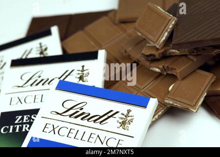 KIEW, UKRAINE - 4. MAI 2022 Lindt Schweizer Luxusmarken-Schokoladentabletten mit geprägtem Original-Firmenlogo. Stockfoto