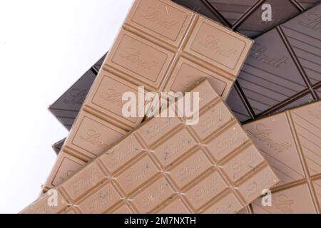 KIEW, UKRAINE - 4. MAI 2022 Lindt Schweizer Luxusmarken-Schokoladentabletten mit geprägtem Original-Firmenlogo. Stockfoto