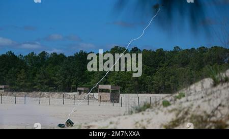 EIN US-AMERIKANISCHER Marines Anti-Personal-Hindernisdurchbruch-System startet während des Sapper-Führer-Kurses in Camp Lejeune, North Carolina, 11. Mai 2022. Der Kurs „Sapper Leaders“ vermittelt den Leitern der Kampftechniker die technischen und taktischen Kenntnisse, die erforderlich sind, um Infanterie-Befehlshabern Mobilität, Gegenmobilität und Überlebensfähigkeit zu bieten. Stockfoto