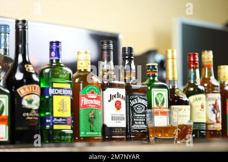 KIEW, UKRAINE - 4. MAI 2022 viele neue Flaschen von weltweit beliebten Alkoholmarken von Whiskey Cognac und Spirituosen mit berühmten Markennamen und Firmenlogos Stockfoto