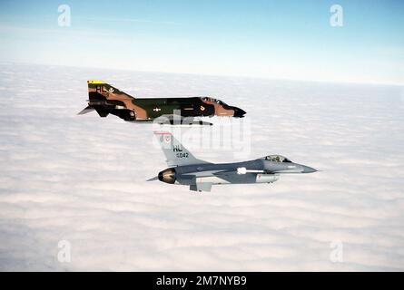 Luft-Luft-Seitenansicht eines F-16 Kampfflugzeugs gegen Falcon und eines F-4 Phantom II Flugzeugs in Formation. Basis: Hill Air Force Base Bundesstaat: Utah (UT) Land: Vereinigte Staaten von Amerika (USA) Stockfoto