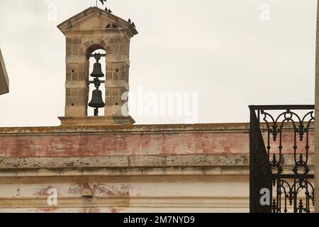 Glockenturm im historischen Zentrum von Racale, Italien Stockfoto