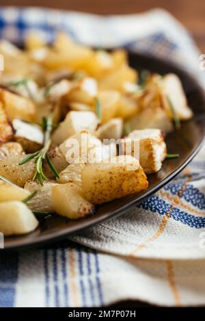 Beilage mit gerösteten Rüben und Birnen. Stockfoto