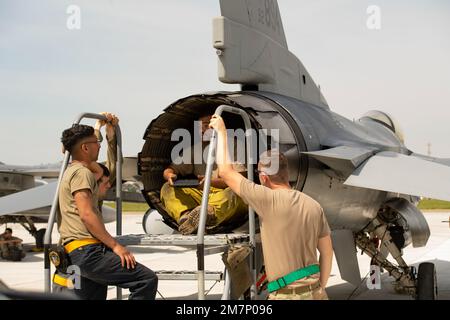 Die Besatzungsleiter der 14. Aircraft Maintenance Unit, Misawa Air Base, Japan, erörtern im Rahmen einer einwöchigen Agile Combat Employment Training Training zur Verbesserung der Fähigkeiten multifähiger Airmen am 11. Mai 2022 die Flugvorfeldkontrollen der F-16Cs, die zur 14. Kampfstaffel gehören und auf den Yokota Air Base, Japan, entsandt werden. Yokota Airmen, die Schnellluftkräfte praktizierten, bewarben vier C-130Js der 36. Airlift Squadron, die von acht F-16Cs der 14. Fighter Squadron, Misawa Air Base, Japan, begleitet wurden, in einer gemeinsamen Airdrop-Trainingsmission. Während des ACE-Trainings Stockfoto