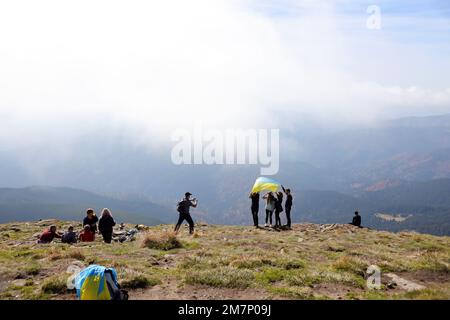 KARPATEN, UKRAINE - 8. OKTOBER 2022 Mount Hoverla. Karpaten in der Ukraine im Herbst. Touristen steigen auf den Gipfel des Berges. Malerischer Panoramablick auf den Chornogora-Kamm Stockfoto