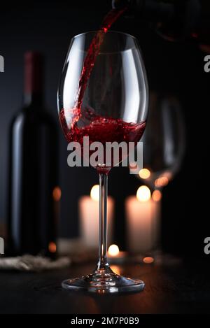 Ein Glas Rotwein auf dunklem Hintergrund. wineglass Stockfoto