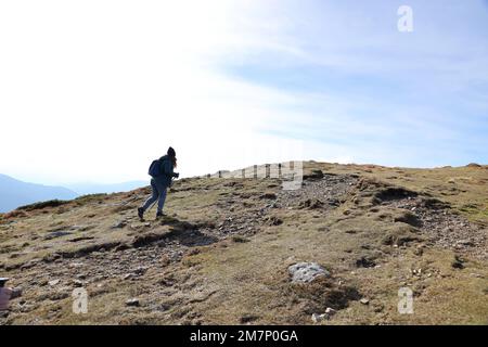 KARPATEN, UKRAINE - 8. OKTOBER 2022 Mount Hoverla. Karpaten in der Ukraine im Herbst. Touristen wandern durch Hügel und Wälder bis zum Gipfel des Hoverla Berges Stockfoto