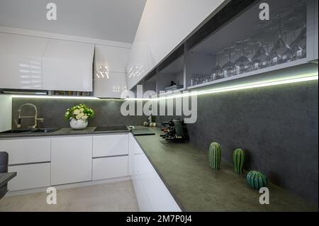 Dunkelgraue Ablagefläche in der weißen, trendigen Küche Stockfoto