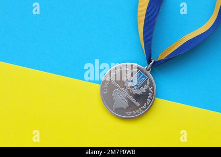 KIEW, UKRAINE - 4. MAI 2022 Medaille für die Person, die den Hoverla erobert hat. Ukrainischer Touristensouvenir-Preis auf einem Band mit den Farben der ukrainischen Flagge Stockfoto