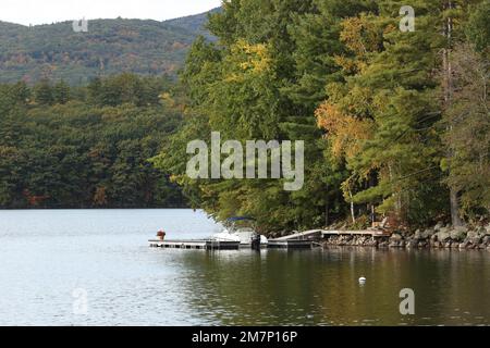 Erinnerst du dich an den Film "am Goldenen Teich"? Es wurde hier am Squam Lake im Norden von New Hampshire gefilmt. Es gibt Little Squam Lake und Big Squam Lake. Die Option Mo Stockfoto