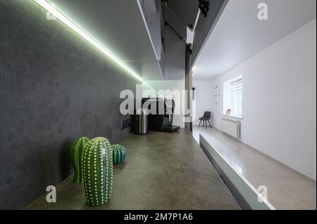 Dunkelgraue Ablagefläche in der weißen, trendigen Küche Stockfoto