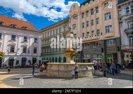 Bratislava, Slowakei. Maximilians Brunnen auf dem Hauptplatz neben dem Alten Rathaus Stockfoto