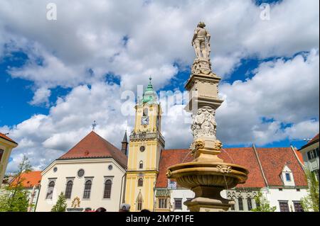 Bratislava, Slowakei. Panoramablick auf das Alte Rathaus und den Maximilianbrunnen auf dem Hauptplatz Stockfoto