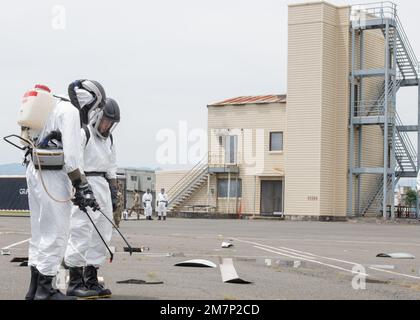 Airman 1. Class Parker Gronlund, Left, und Airman 1. Class Gabriel Hauri, 374. Maintenance Squadron Recovery Team Mitglieder, dekontaminieren Flugzeugschutt während einer Katastrophenübung am Yokota Air Base, Japan, 11. Mai 2022. Die MARE testete die Reaktion des Stützpunkts auf eine simulierte F-16 gegen den Falcon Crash und die Fähigkeit zur Zusammenarbeit mit Missionspartnern. Dank der Unterstützung der Naval Air Facility Atsugi, Commander Fleet Activities Yokosuka, des Luftwaffenstützpunkts Misawa und der Feuerwehr von Tokio, der Feuerwache von Fussa, war dies die größte MARE in der Geschichte von Yokota. Stockfoto