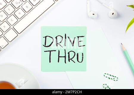 Schreiben mit Text Drive Thru. Konzept bedeutet Ort, an dem Sie die Art des Service erhalten können, indem Sie ihn durchfahren Stockfoto