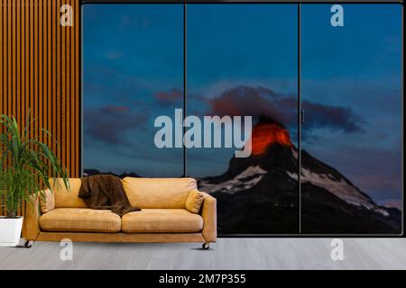 Das Sofa in der Ecke des Wohnzimmers und ein abstraktes Gemälde an der Wand Stockfoto