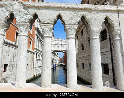 Seltenes Foto der berühmten Seufzerbrücke in Venedig in Norditalien, ohne Menschen während der Abriegelung Stockfoto