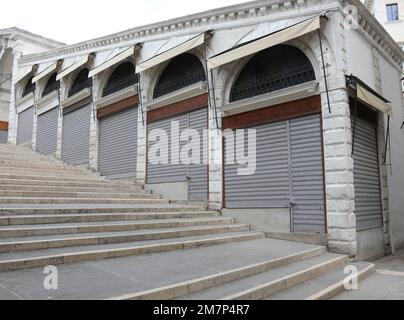 Geschlossene Fensterläden in Venedig aufgrund der Wirtschaftskrise und Rezession in Venedig Italien Europa Stockfoto