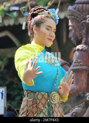 Pattaya, Thailand, Dezember 27. 2018 - Eine thailändische Tänzerin mit einer traditionellen Tanzform im Pattaya Sanctuary of Truth, Thailand Stockfoto