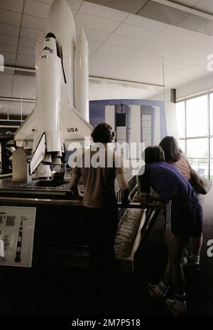 Die 12 herausragenden Studenten, die von den Gewinnern einer internationalen Wissenschaftsmesse ausgewählt wurden, haben während einer Tour durch das Kennedy Space Center Museum ein Modell des Space Shuttles Columbia gesehen. Basis: Cape Canaveral Bundesstaat: Florida (FL) Land: Vereinigte Staaten von Amerika (USA) Stockfoto