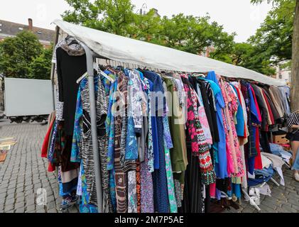 Viele verwendeten alte Kleidung zum Verkauf auf dem Flohmarkt unter freiem Himmel Stockfoto