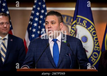 Washington, Vereinigte Staaten Von Amerika. 10. Januar 2023. Der Vertreter der Vereinigten Staaten, Anthony D'Esposito (Republikaner von New York), spricht auf einer Pressekonferenz im US Capitol in Washington, DC, am Dienstag, den 10. Januar 2023. Kredit: Rod Lamkey/CNP/Sipa USA Kredit: SIPA USA/Alamy Live News Stockfoto