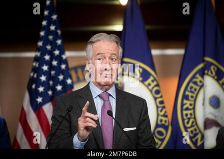 Washington, Vereinigte Staaten Von Amerika. 10. Januar 2023. House Ways and Means Committee Ranking Member United States Representative Richard Neal (Demokrat von Massachusetts) hält am Dienstag, den 10. Januar 2023, auf einer Pressekonferenz im US Capitol in Washington, DC, Stellung. Kredit: Rod Lamkey/CNP/Sipa USA Kredit: SIPA USA/Alamy Live News Stockfoto