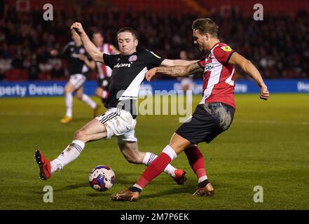 Der Jack Diamond von Lincoln City überquert den Ball, geschlossen von Accrington Stanleys Liam Coyle Kampf um den Ball während des Papa Johns Trophy Quarter-Final-Spiels im LNER Stadium, Lincoln. Foto: Dienstag, 10. Januar 2023. Stockfoto