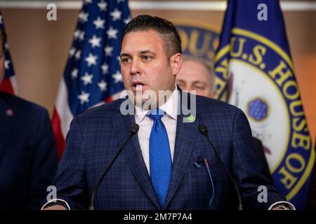 Washington, Vereinigte Staaten Von Amerika. 10. Januar 2023. Der Vertreter der Vereinigten Staaten, Anthony D'Esposito (Republikaner von New York), spricht auf einer Pressekonferenz im US Capitol in Washington, DC, am Dienstag, den 10. Januar 2023. Kredit: Rod Lamkey/CNP/Sipa USA Kredit: SIPA USA/Alamy Live News Stockfoto