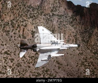 Luft-Luft-Untersicht eines F-4G Phantom II Wild Weasel Flugzeugs auf einer Reihe nach links. Das Flugzeug trägt eine AGM-78 Standard-Abstrahlungsrakete auf dem linken Flügel und eine AGM-45 Shrike-Rakete auf der rechten Seite, eine elektronische ALQ-119-Gegenmaßnahmen-Kapsel auf der linken Seite des Rumpfs und einen zusätzlichen Treibstofftank auf der Mittellinie. Das Flugzeug gehört der 563. Taktischen Kampfstaffel, dem 35. Taktischen Kampfflügel. Basis: Luftwaffenstützpunkt Nellis Bundesstaat: Nevada (NV) Land: Vereinigte Staaten von Amerika (USA) Stockfoto