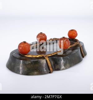 Antiker Chinesischer Geschnitzter Spinat-Jade-Bürstenreiniger Mit Agate-Füßen. Die Qing-Dynastie Stockfoto