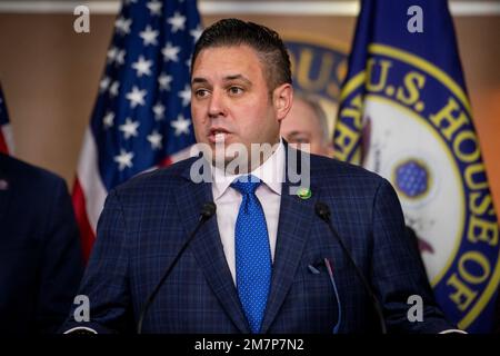 Der Vertreter der Vereinigten Staaten, Anthony D'Esposito (Republikaner von New York), spricht auf einer Pressekonferenz im US Capitol in Washington, DC, am Dienstag, den 10. Januar 2023. Kredit: Rod Lamkey/CNP Stockfoto