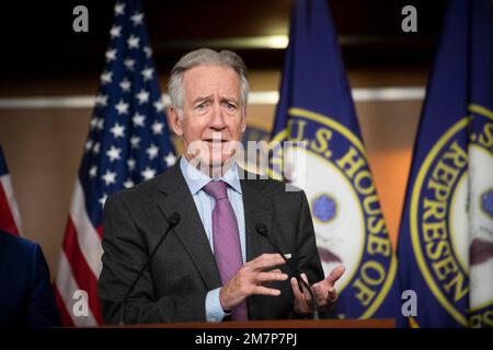 House Ways and Means Committee Ranking Member United States Representative Richard Neal (Demokrat von Massachusetts) hält am Dienstag, den 10. Januar 2023, auf einer Pressekonferenz im US Capitol in Washington, DC, Stellung. Kredit: Rod Lamkey/CNP Stockfoto