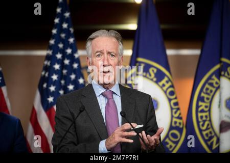 House Ways and Means Committee Ranking Member United States Representative Richard Neal (Demokrat von Massachusetts) hält am Dienstag, den 10. Januar 2023, auf einer Pressekonferenz im US Capitol in Washington, DC, Stellung. Kredit: Rod Lamkey/CNP Stockfoto