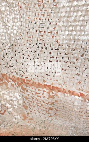 Wintertarnnetze für Soldaten der ukrainischen Armee Stockfoto