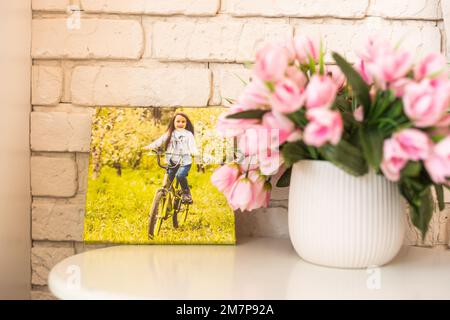 In der Galerie verpackte Leinwandfotos, die auf den Rahmen gestreckt sind. Stockfoto