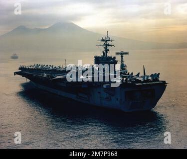 Hafenviertelansicht des nuklearbetriebenen Flugzeugträgers USS NIMITZ (CVN 68). Land: Unbekannt Stockfoto