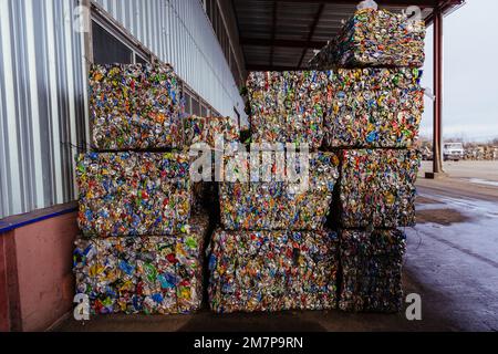 Müllhaufen. Gepresste und verpackte Aluminiumdosen. Stockfoto