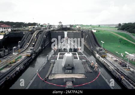 Ein Blick auf eine Schleuse auf dem Panamakanal, aus Sicht des Aufbaus der USS ARTHUR W. RADFORD (DD-968). Am Bug ist eine Mark 45 5 Zoll/.54-Kaliber-Pistole zu sehen. Der Zerstörer navigiert während der Übung Unitas XXI durch den Kanal. Betreff Betrieb/Serie: UNITAS XXI Land: Panama (PAN) Stockfoto