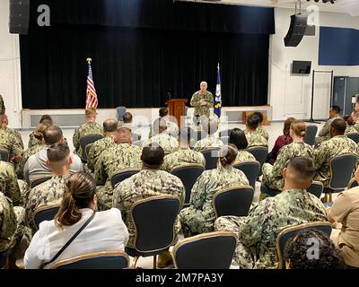 Bruce Gillingham, Marinechirurg General, und Michael Roberts, Leiter des Krankenhauskorps, trafen sich mit den USA Navy Medicine Readiness and Training Command Guantanamo Bay (USA NMRTC GB), 11. Mai 2022, um die Wertschätzung für ihre Arbeit auszusprechen und die optimierten Plattformen zu besprechen, von denen aus medizinische Teams in Zukunft arbeiten werden. Gillingham dankte dem gesamten medizinischen Team von Guantanamo Bay für ihre harte Arbeit und ihr Engagement, die Gemeinde von Guantanamo Bay sowie Matrosen und Marines gesund und bereit zu halten. Das S Stockfoto